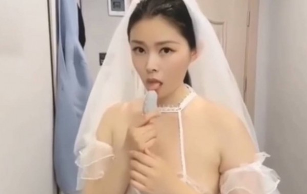 Chú rể chịch cô dâu vào ngày thử váy cưới